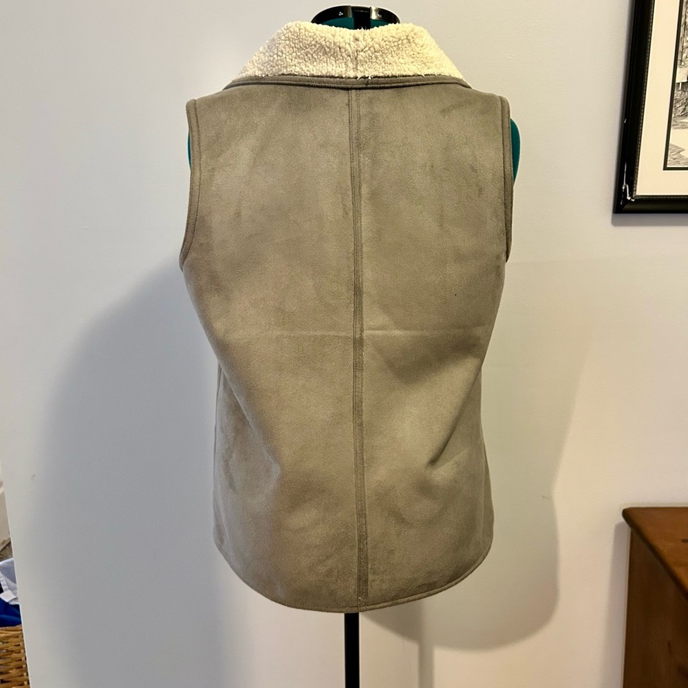 Sherpa Lined Faux Suede Vest Taupe | d&co Button Front Cozy Layering Vest M - Picture 4 of 8